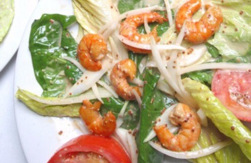 Ensalada mixta templada con camarones en Mesón del Cid